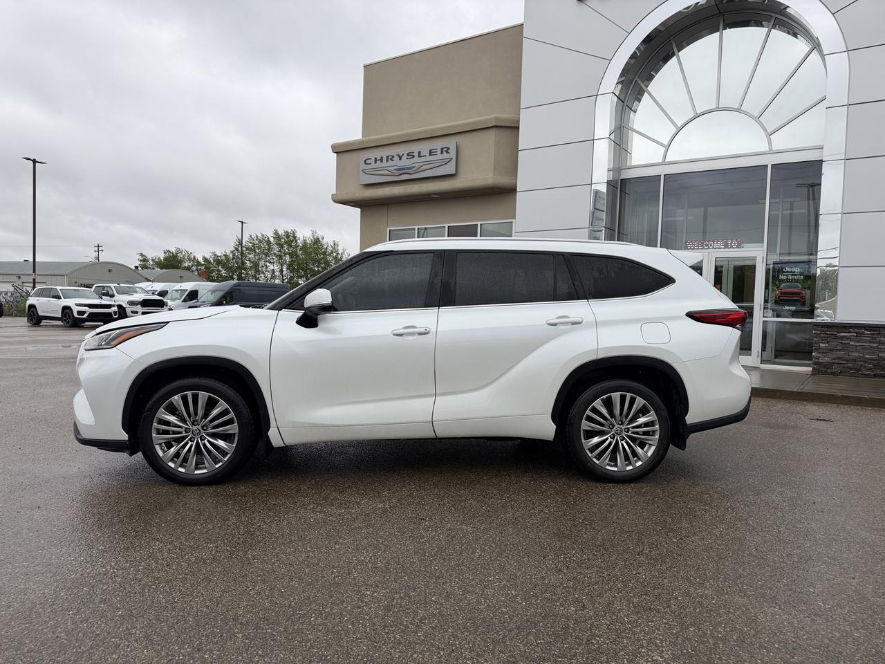2022 Toyota Highlander Platinum AWD | Low KMs | V6 | Leather | Pano Moonroof | Touchscreen | JBL Audio | Power Liftgate Redwater AB