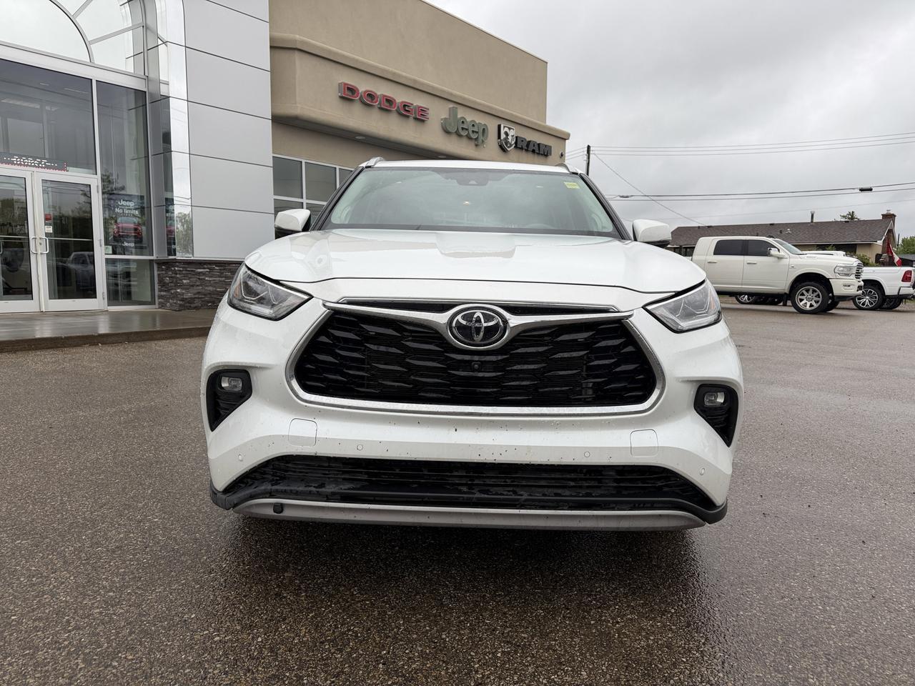 2022 Toyota Highlander Platinum AWD | Low KMs | V6 | Leather | Pano Moonroof | Touchscreen | JBL Audio | Power Liftgate Redwater AB