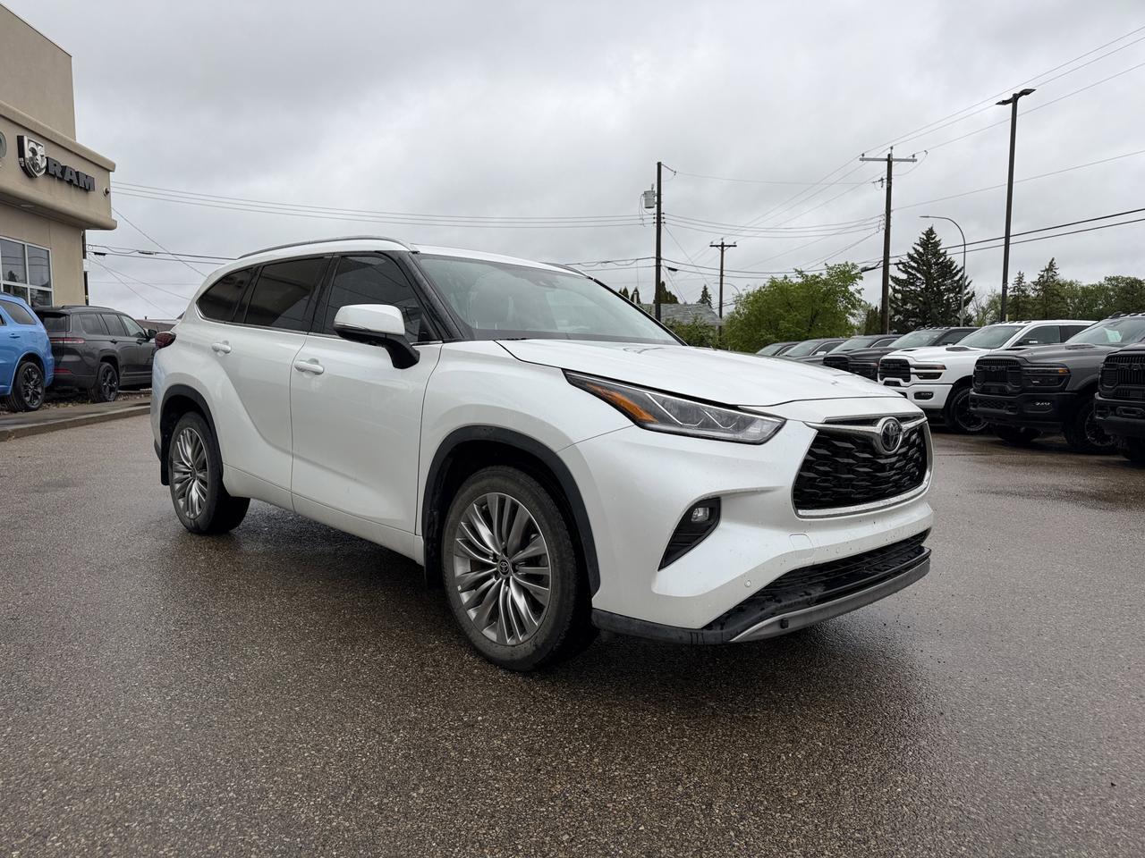 2022 Toyota Highlander Platinum AWD | Low KMs | V6 | Leather | Pano Moonroof | Touchscreen | JBL Audio | Power Liftgate Redwater AB