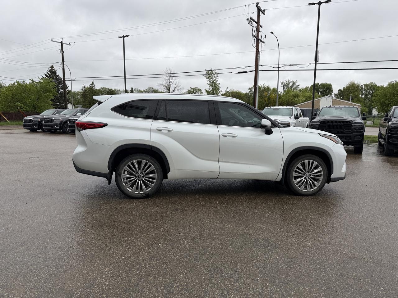 2022 Toyota Highlander Platinum AWD | Low KMs | V6 | Leather | Pano Moonroof | Touchscreen | JBL Audio | Power Liftgate Redwater AB