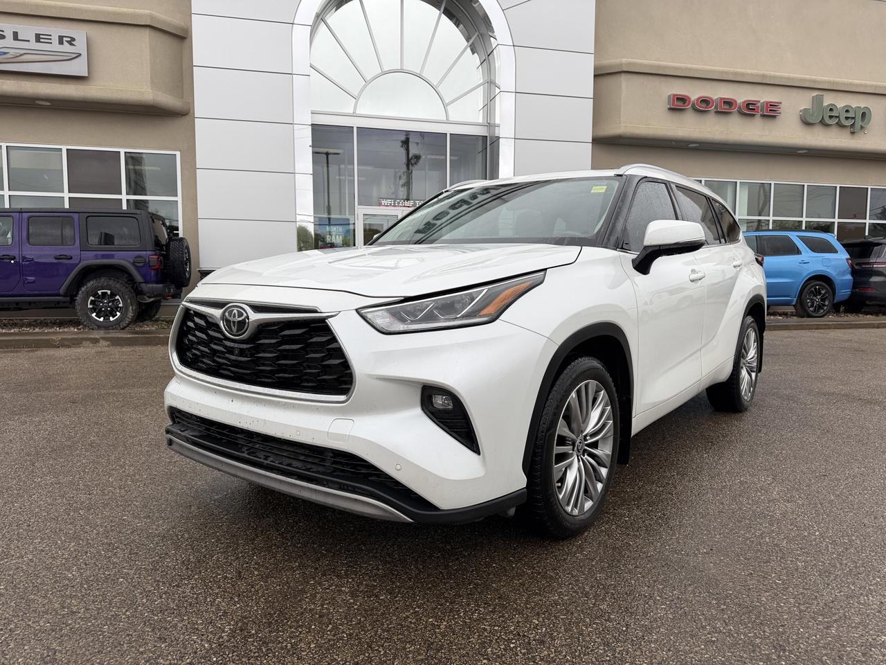 2022 Toyota Highlander Platinum AWD | Low KMs | V6 | Leather | Pano Moonroof | Touchscreen | JBL Audio | Power Liftgate Redwater AB