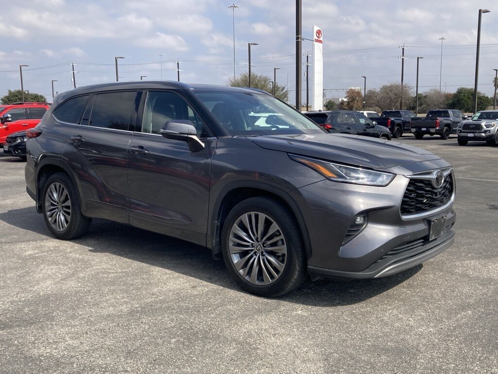2022 Toyota Highlander Platinum