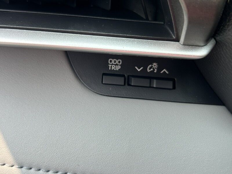 2022 Toyota Highlander XLE - LOW MILES - 8 PASSENGER - LEATHER Whitinsville MA