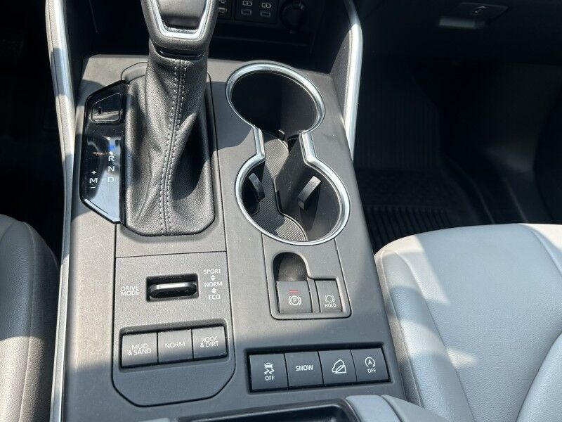 2022 Toyota Highlander XLE - LOW MILES - 8 PASSENGER - LEATHER Whitinsville MA