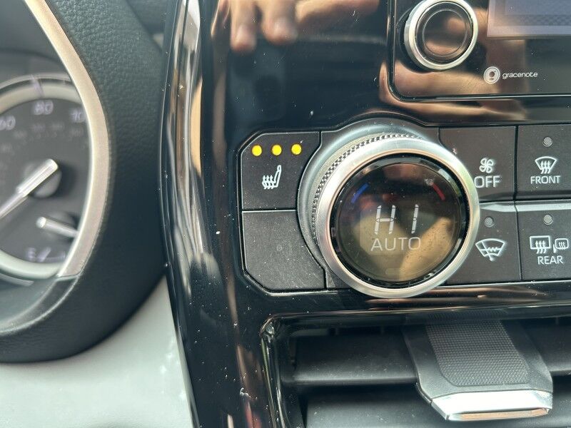 2022 Toyota Highlander XLE - LOW MILES - 8 PASSENGER - LEATHER Whitinsville MA