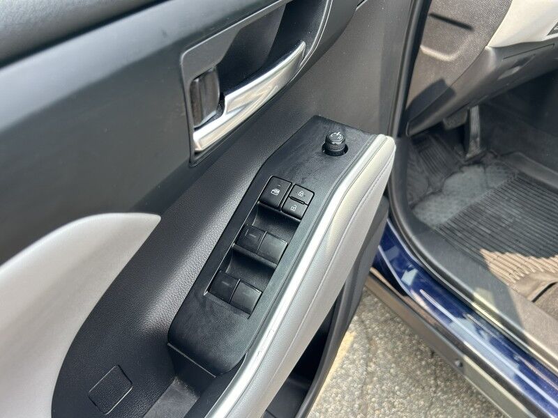 2022 Toyota Highlander XLE - LOW MILES - 8 PASSENGER - LEATHER Whitinsville MA