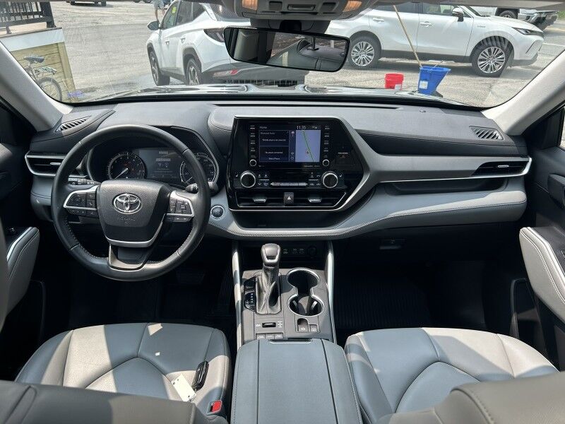 2022 Toyota Highlander XLE - LOW MILES - 8 PASSENGER - LEATHER Whitinsville MA