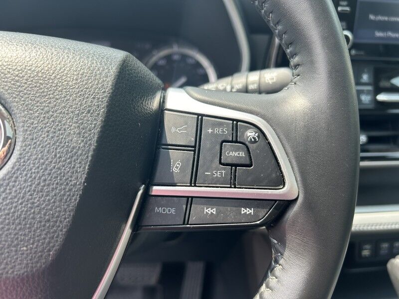 2022 Toyota Highlander XLE - LOW MILES - 8 PASSENGER - LEATHER Whitinsville MA
