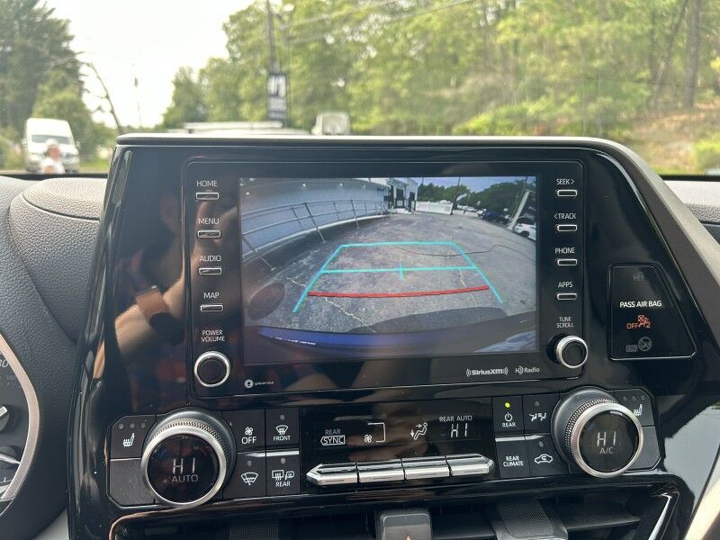 2022 Toyota Highlander XLE - LOW MILES - 8 PASSENGER - LEATHER Whitinsville MA