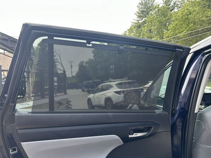 2022 Toyota Highlander XLE - LOW MILES - 8 PASSENGER - LEATHER Whitinsville MA