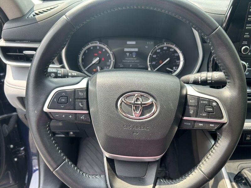 2022 Toyota Highlander XLE - LOW MILES - 8 PASSENGER - LEATHER Whitinsville MA