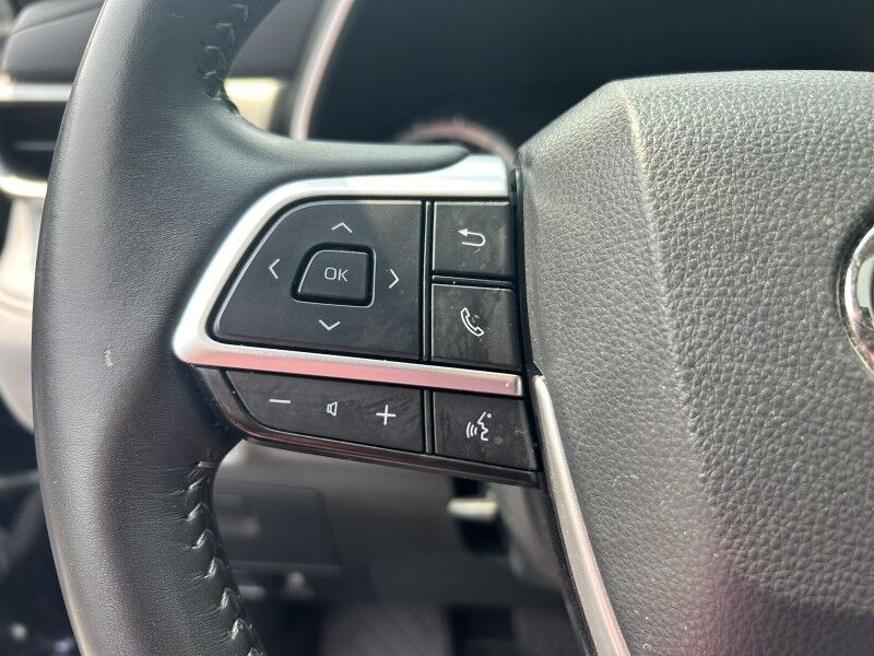 2022 Toyota Highlander XLE - LOW MILES - 8 PASSENGER - LEATHER Whitinsville MA