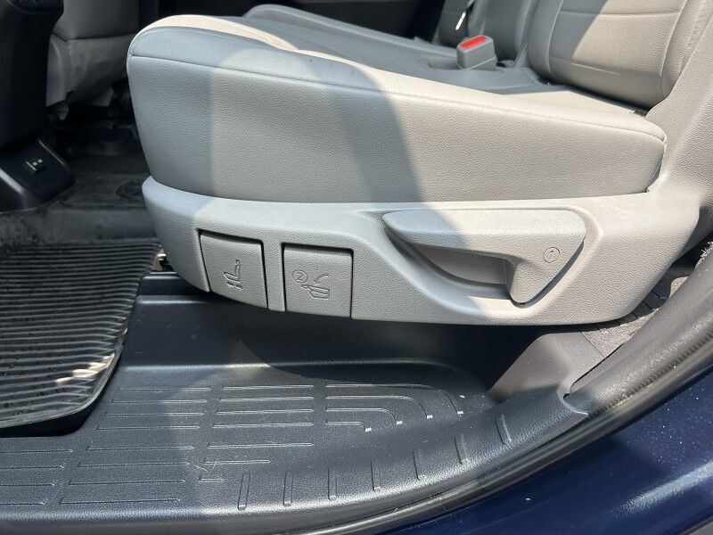 2022 Toyota Highlander XLE - LOW MILES - 8 PASSENGER - LEATHER Whitinsville MA