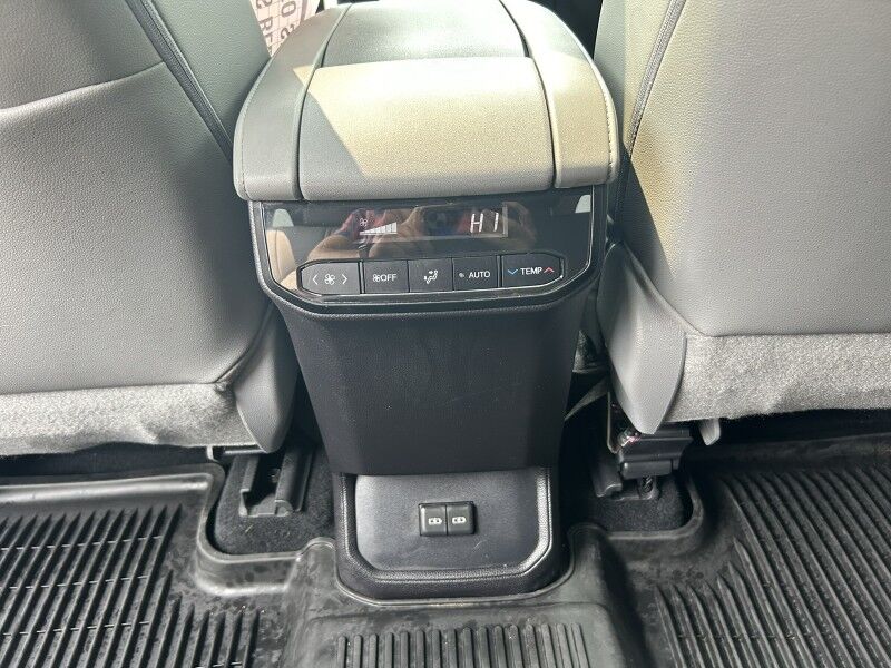 2022 Toyota Highlander XLE - LOW MILES - 8 PASSENGER - LEATHER Whitinsville MA