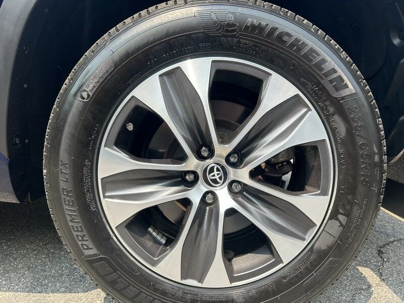 2022 Toyota Highlander XLE - LOW MILES - 8 PASSENGER - LEATHER Whitinsville MA