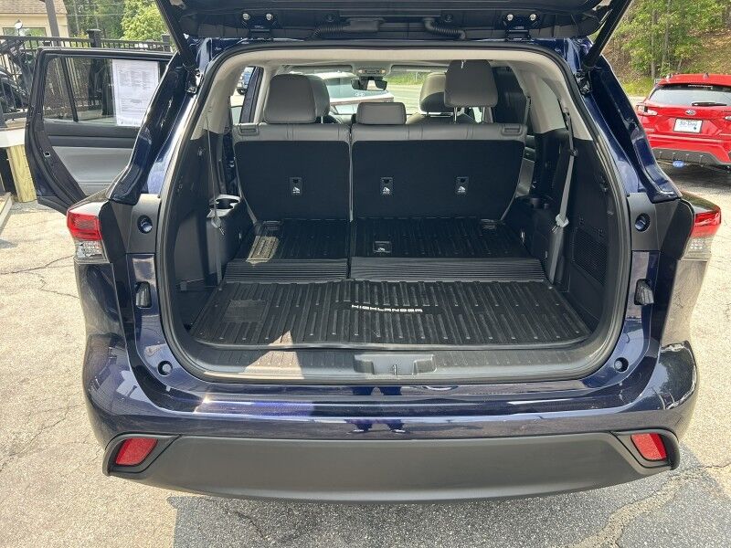 2022 Toyota Highlander XLE - LOW MILES - 8 PASSENGER - LEATHER Whitinsville MA