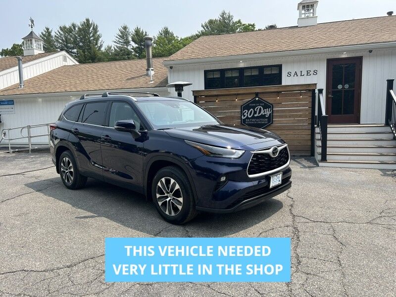 2022 Toyota Highlander XLE - LOW MILES - 8 PASSENGER - LEATHER