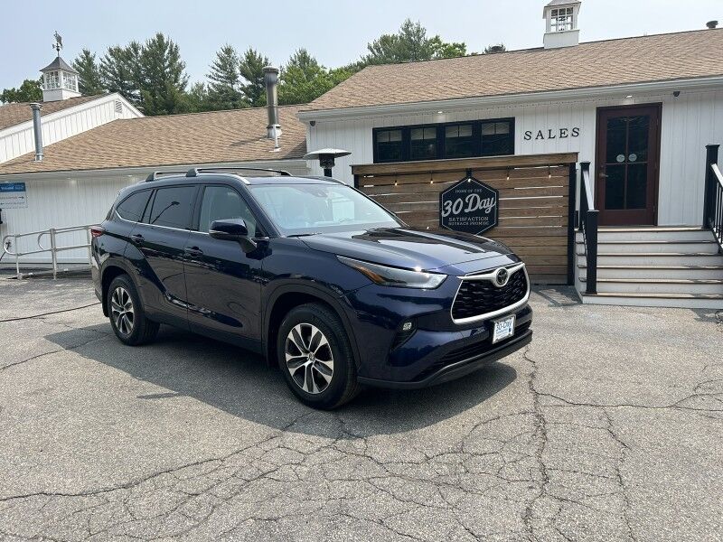 2022 Toyota Highlander XLE - LOW MILES - 8 PASSENGER - LEATHER Whitinsville MA