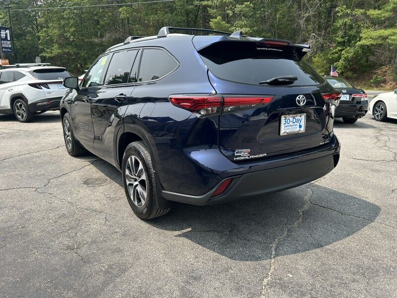2022 Toyota Highlander XLE - LOW MILES - 8 PASSENGER - LEATHER Whitinsville MA