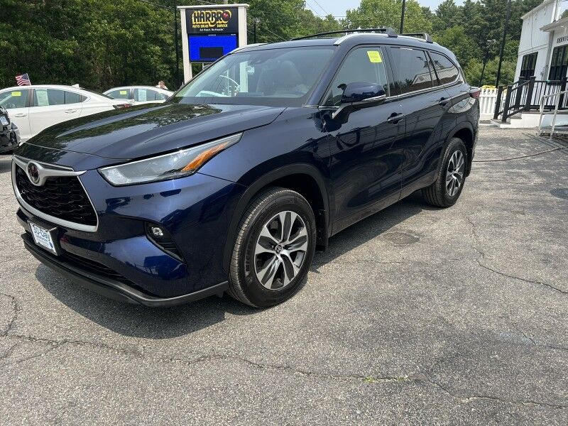 2022 Toyota Highlander XLE - LOW MILES - 8 PASSENGER - LEATHER Whitinsville MA