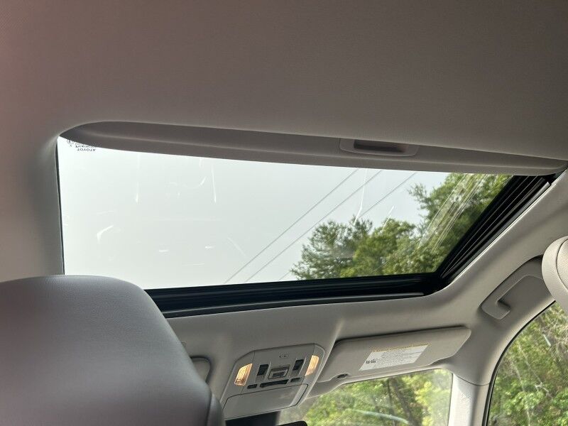 2022 Toyota Highlander XLE - LOW MILES - 8 PASSENGER - LEATHER Whitinsville MA