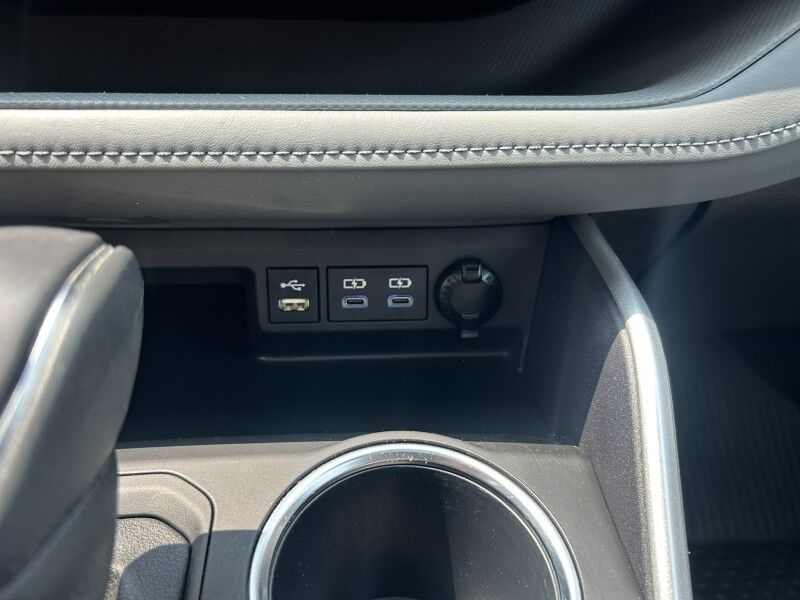 2022 Toyota Highlander XLE - LOW MILES - 8 PASSENGER - LEATHER Whitinsville MA