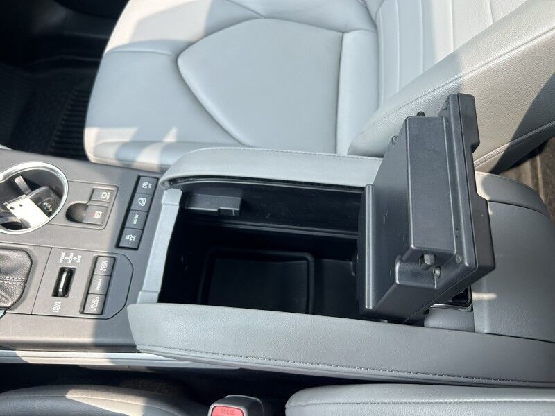 2022 Toyota Highlander XLE - LOW MILES - 8 PASSENGER - LEATHER Whitinsville MA