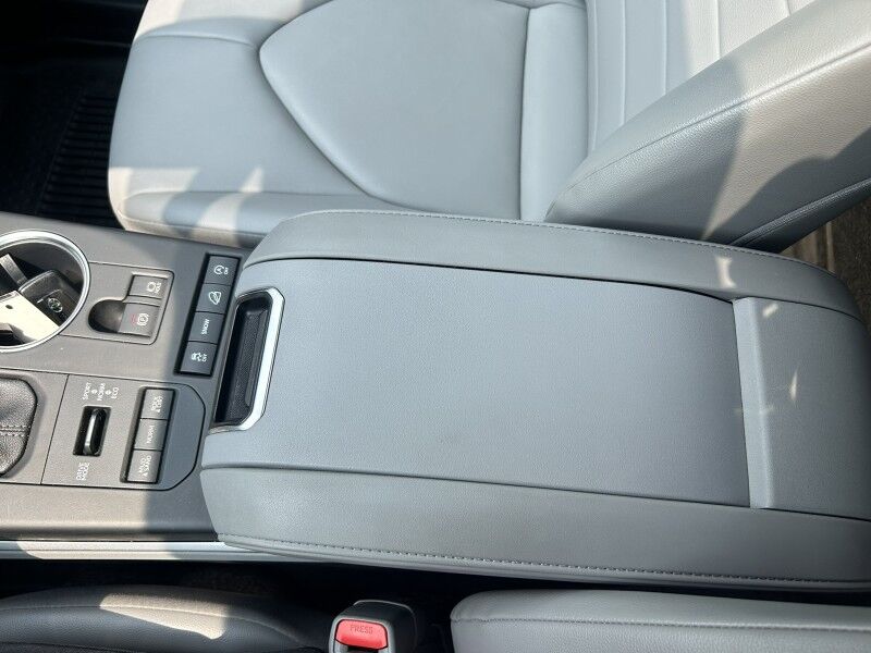 2022 Toyota Highlander XLE - LOW MILES - 8 PASSENGER - LEATHER Whitinsville MA