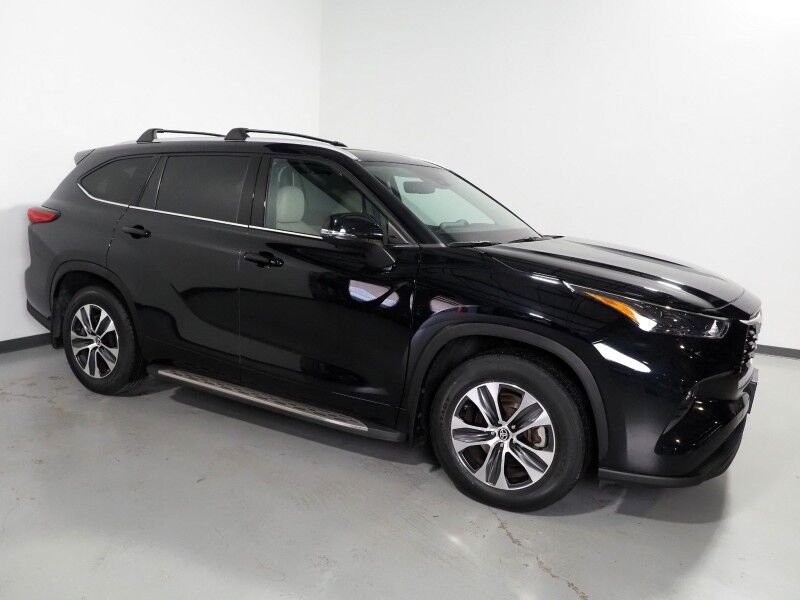 2022 Toyota Highlander XLE *ADAPTIVE CRUISE, SAFETY ALERTS, BACKUP-CAMERA, COLOR TOUCHSCREEN, MOONROOF, HEATED SEATS, 2ND ROW CAPTAIN&apos;S, POWER LIFTGATE, WIRELESS CHARGING, ANDROID & APPLE