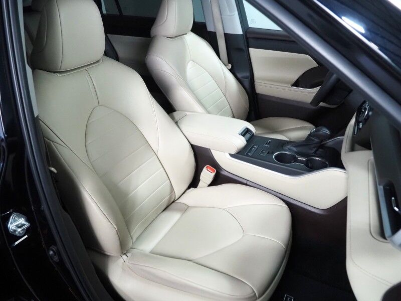 2022 Toyota Highlander XLE *ADAPTIVE CRUISE, SAFETY ALERTS, BACKUP-CAMERA, COLOR TOUCHSCREEN, MOONROOF, HEATED SEATS, 2ND ROW CAPTAIN&apos;S, POWER LIFTGATE, WIRELESS CHARGING, ANDROID & APPLE