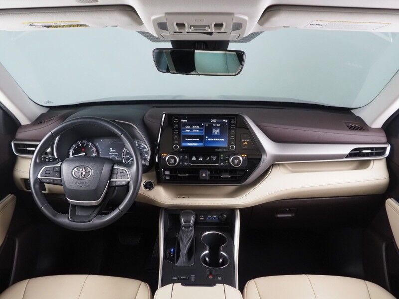 2022 Toyota Highlander XLE *ADAPTIVE CRUISE, SAFETY ALERTS, BACKUP-CAMERA, COLOR TOUCHSCREEN, MOONROOF, HEATED SEATS, 2ND ROW CAPTAIN&apos;S, POWER LIFTGATE, WIRELESS CHARGING, ANDROID & APPLE