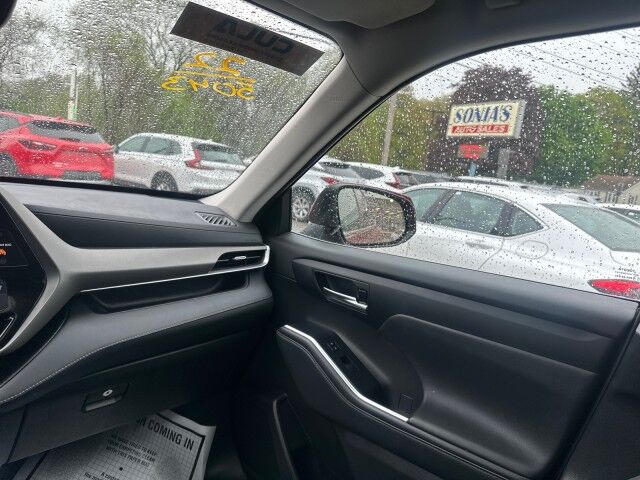 2022 Toyota Highlander XLE Worcester MA