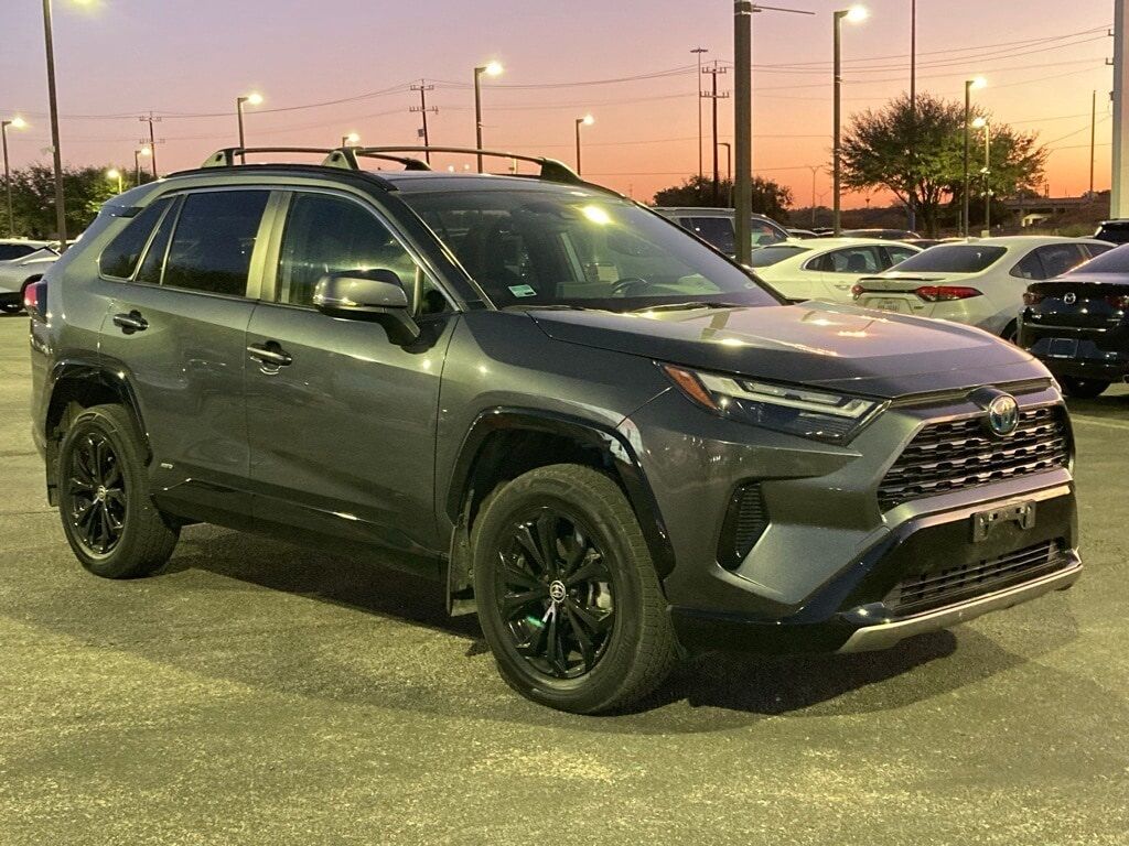 2022 Toyota RAV4 Hybrid SE