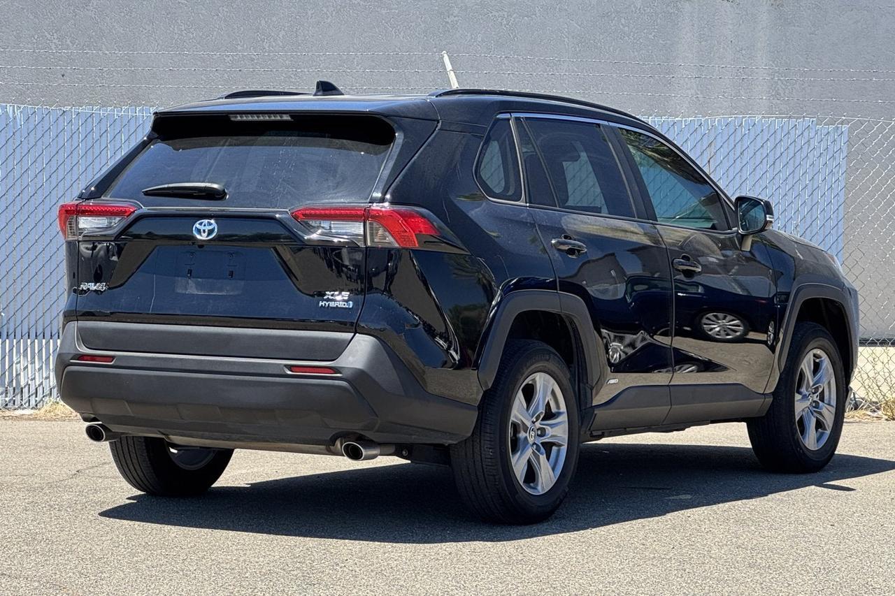 2022 Toyota RAV4 Hybrid XLE