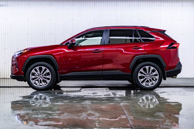 2022 Toyota Rav4 AWD XLE Leather Roof BCam Red Deer AB