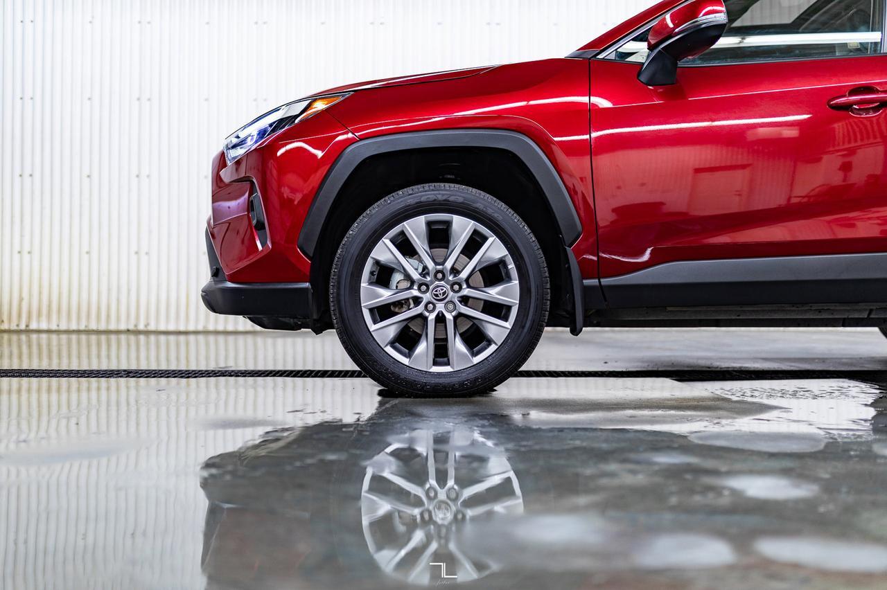 2022 Toyota Rav4 AWD XLE Leather Roof BCam Red Deer AB