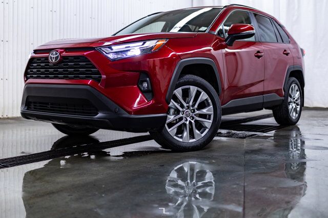 2022 Toyota Rav4 AWD XLE Leather Roof BCam Red Deer AB