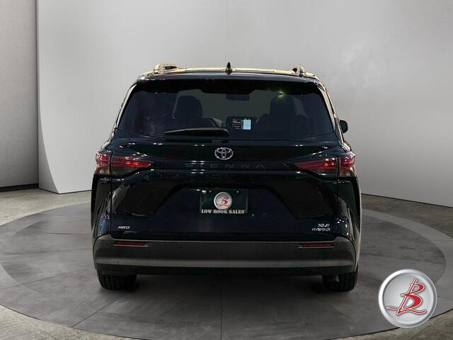2022 Toyota Sienna XLE photo 5