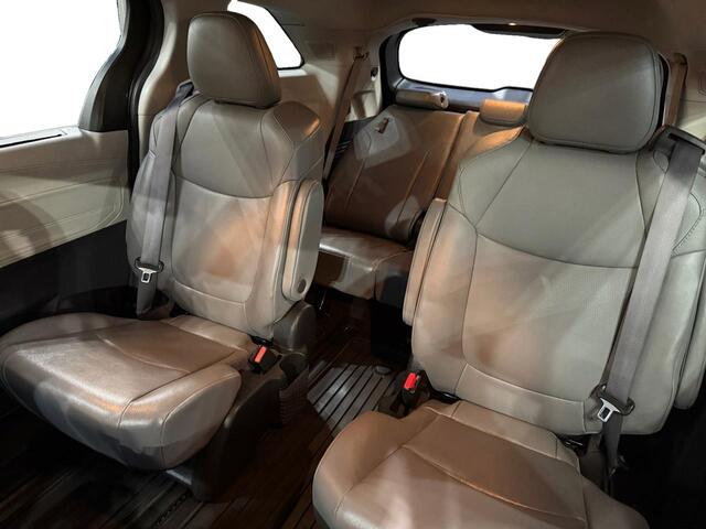 2022 Toyota Sienna XLE photo 10
