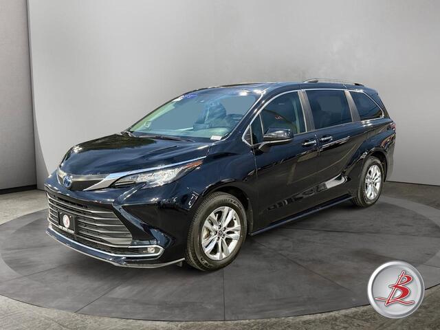 2022 Toyota Sienna XLE photo 2