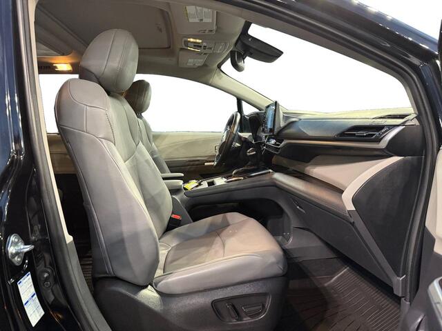 2022 Toyota Sienna XLE photo 11
