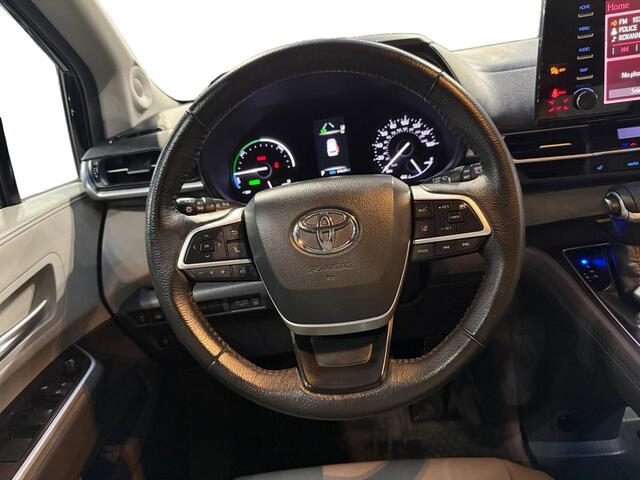2022 Toyota Sienna XLE photo 13