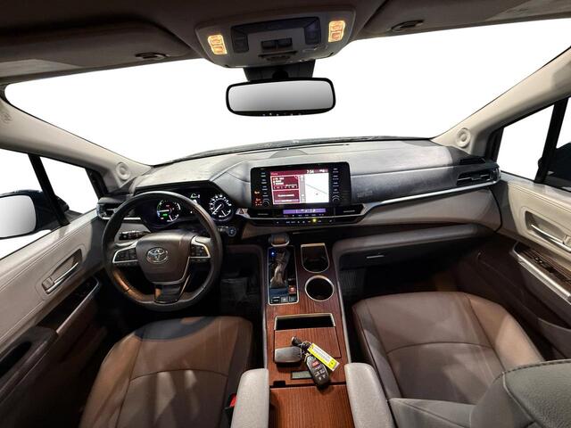 2022 Toyota Sienna XLE photo 12