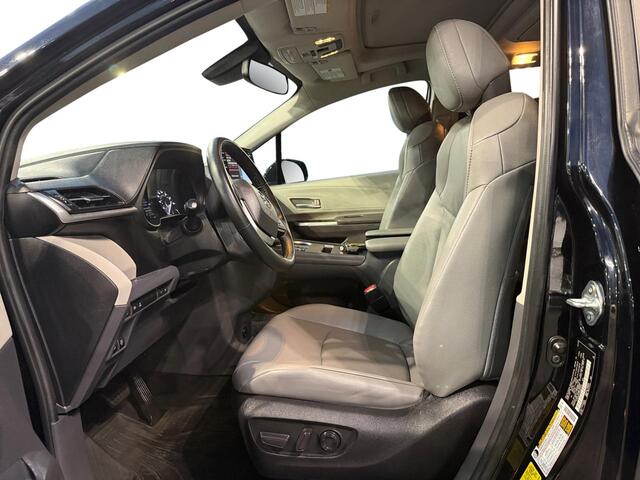 2022 Toyota Sienna XLE photo 9