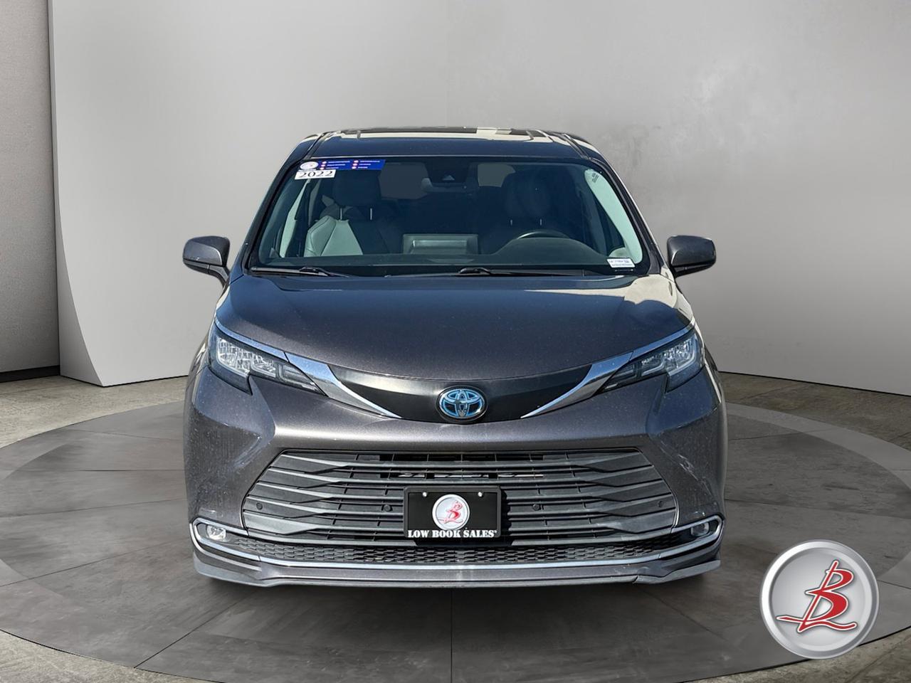 2022 Toyota SIENNA XLE