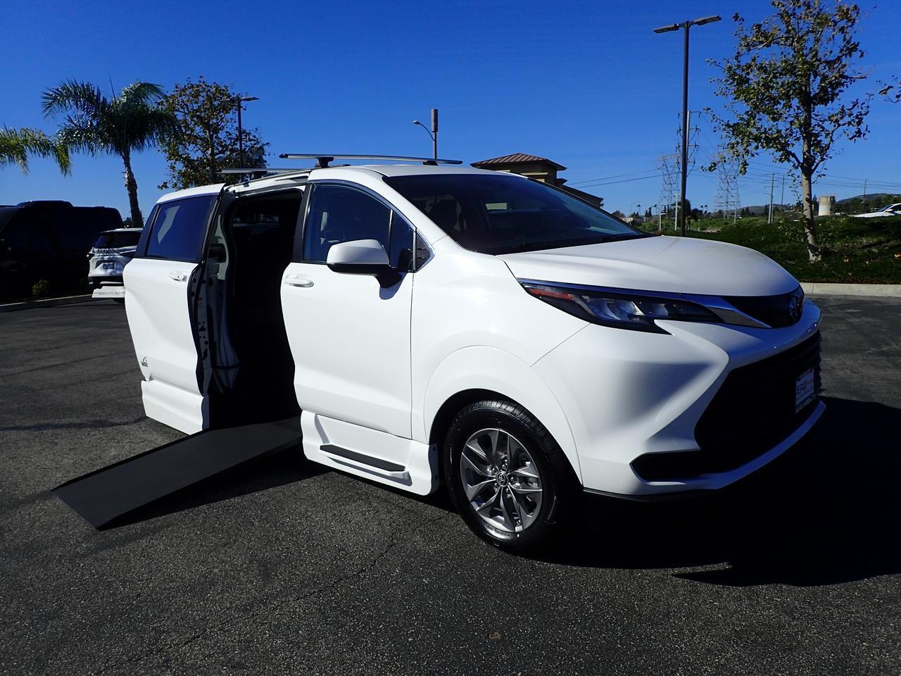 2022 Toyota Sienna LE