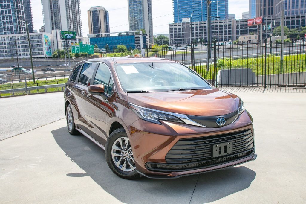 2022 Toyota Sienna LE
