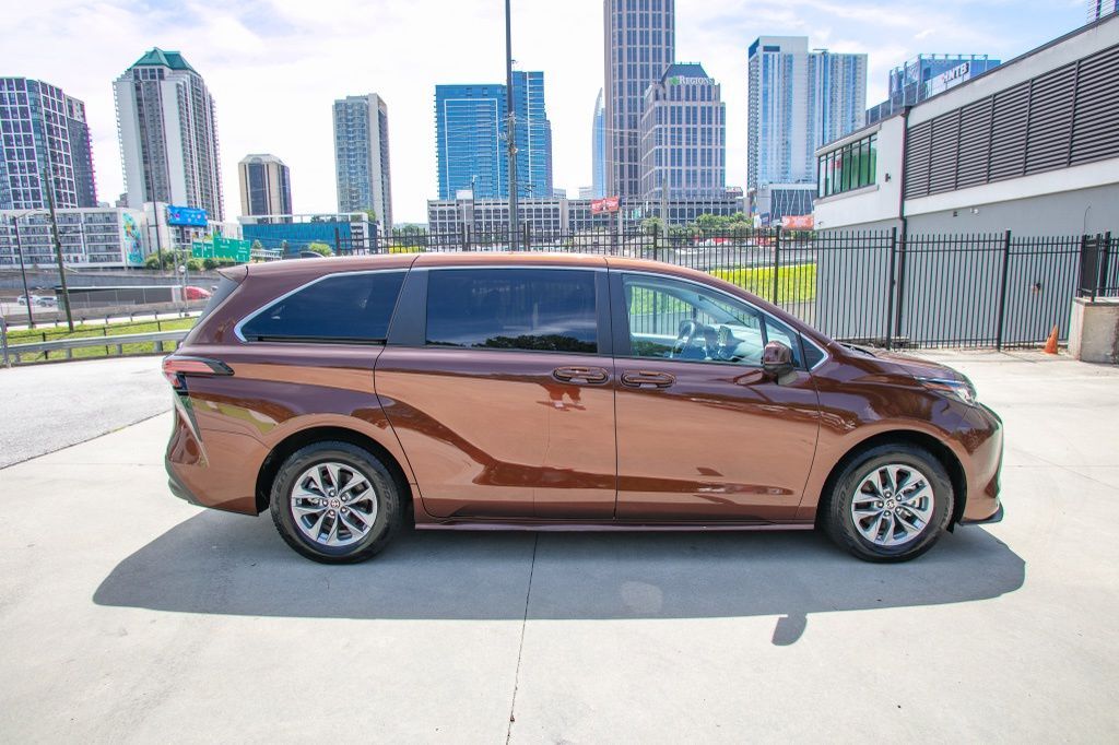 2022 Toyota Sienna LE