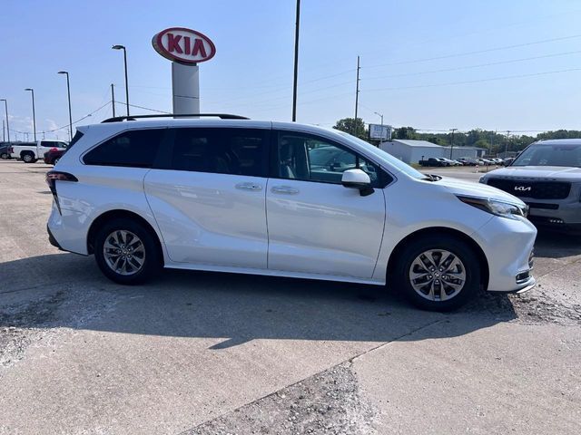 2022 Toyota Sienna XLE 8 Passenger