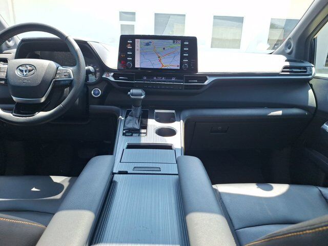 2022 Toyota Sienna XLE Woodland Edition Hurst TX